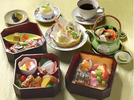 24階 日本料理「和乃八窓庵」紅葉三段重弁当〈期間限定10/1~11/3まで〉