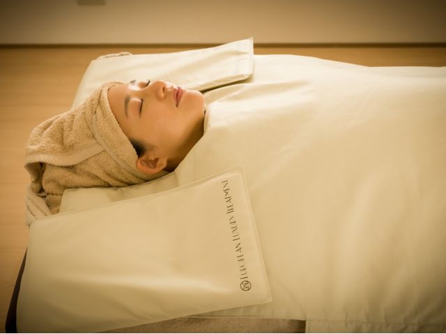 天然鉱石をシート化したマット岩盤浴です