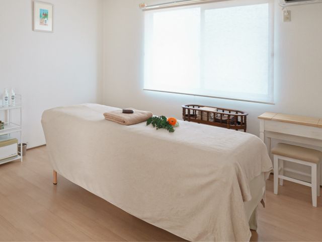 やわらかい光の入る落ち着いた部屋です