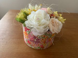 リバティプリント社のボックスを使った華やかなアレンジメントです。