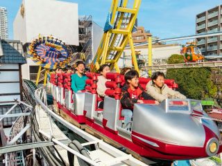 〈浅草花やしき〉【ローラーコースター】昭和28年に生まれた日本現存最古のローラーコースターは、 まだまだ元気に下町のど真ん中を爆走中!※身長・年齢による乗車制限