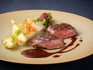 【牛フィレ肉のグリル】オススメのメイン料理です。※こちらは+1,000円となります。