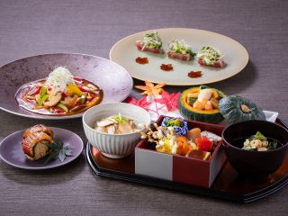 【和食コース】前菜1:鰹の叩き 前菜2鰻の棒寿司 強肴・鱧の野菜餡かけ メイン:いがぐり、零余子真丈、きのこのお浸し、数の子八方漬け、粟麩の田楽味噌焼き 他