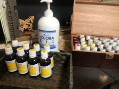 クラフトでは、約40種類の精油と9種のキャリアオイルをご用意。本格的なアロマクラフトがご体験頂けます。