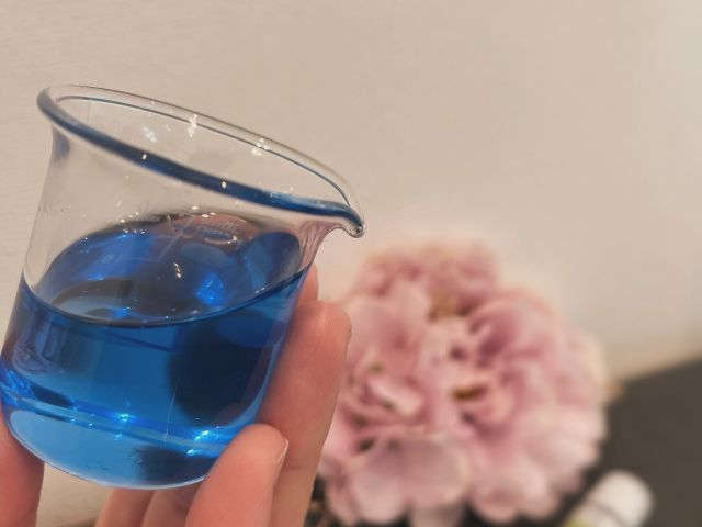 選ぶ精油によっては綺麗な青色になることも