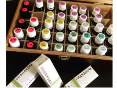 精油は季節にあわせ約40種類ご用意。アロマエキスパートたちも愛用するプラナロム社の精油をご用意。