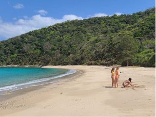 船でしか行けない秘境ビーチ【コウトリビーチ】