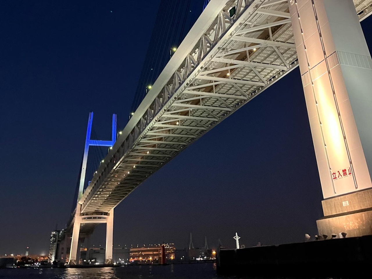 横浜ベイブリッジを、真下から眺められることも…