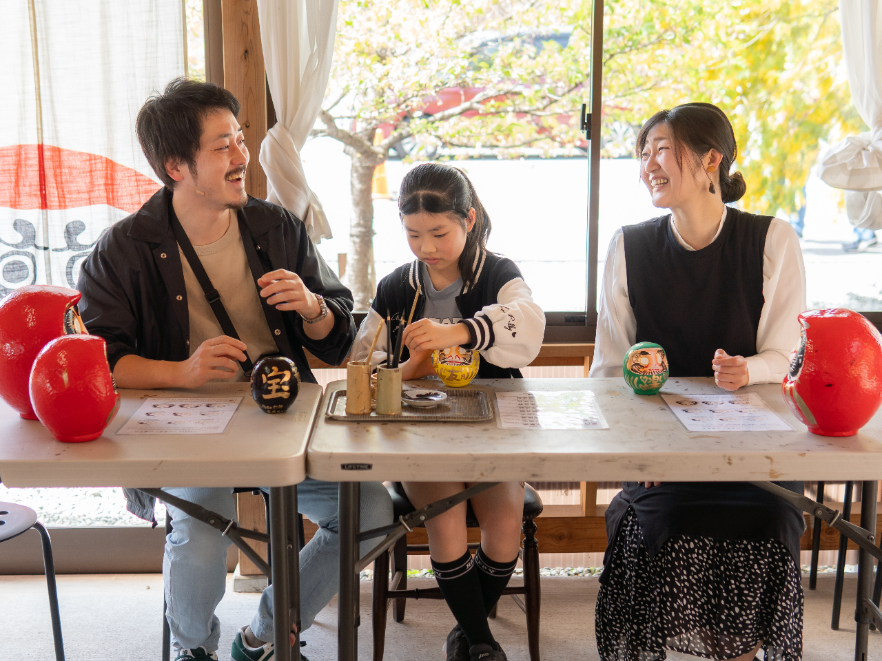 �y������