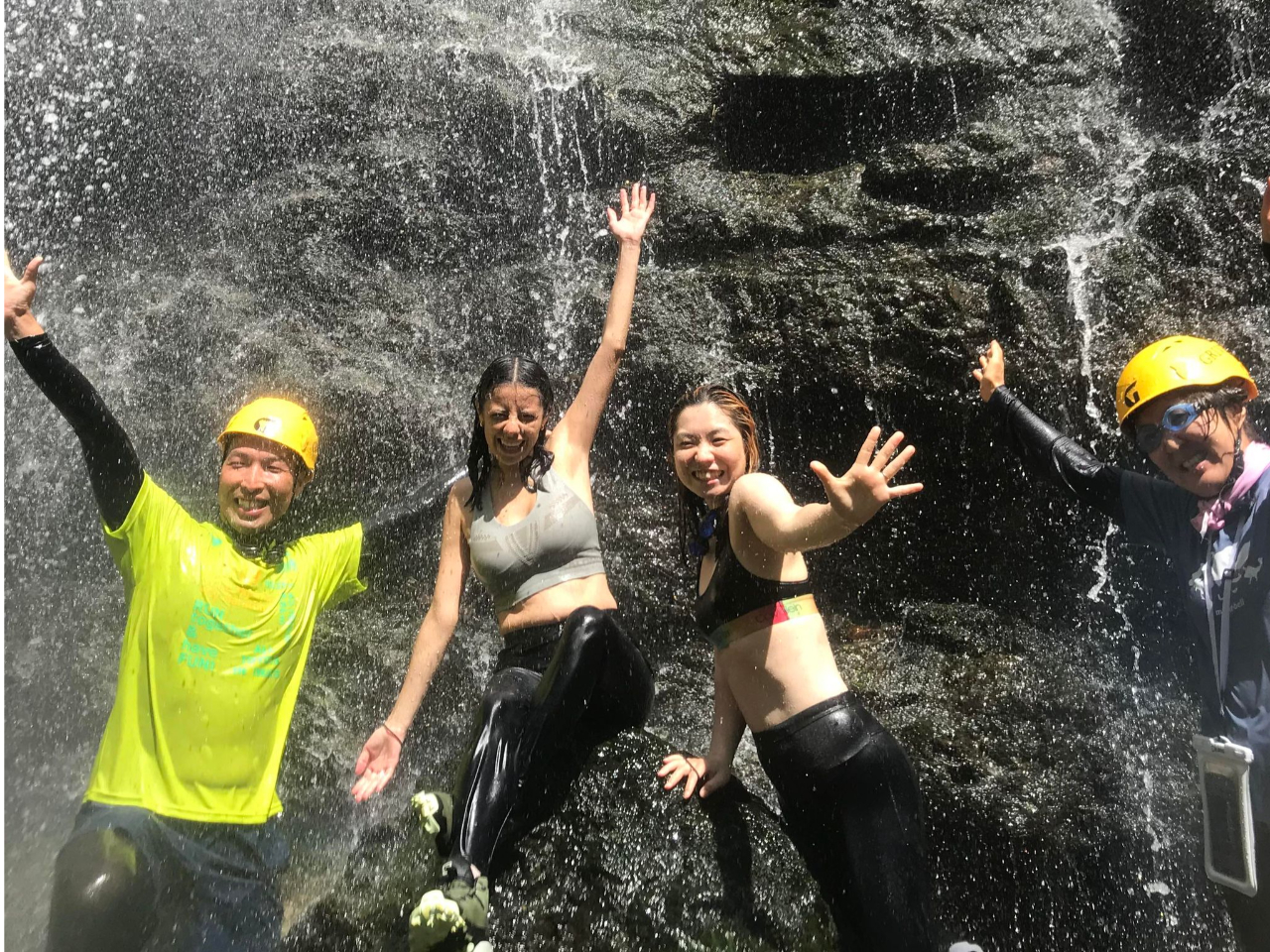 滝に打たれるのはきもちいいー!