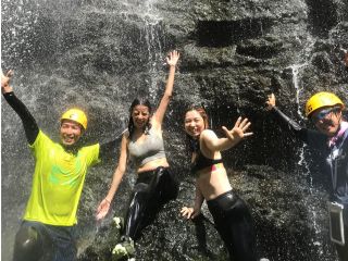 滝に打たれるのはきもちいいー!