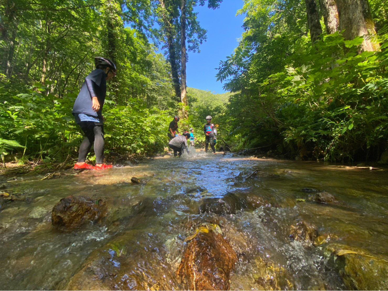 澄んだ清流でキレイな石を探したり、水をかけ合ったりワイワイ♪
