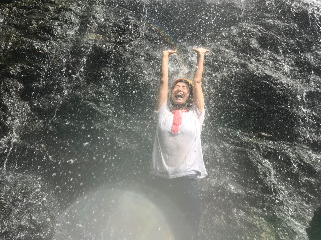 滝に打たれるもよし!近くでマイナスイオンを浴びるもよし! 自由演技で滝を満喫しましょう♪