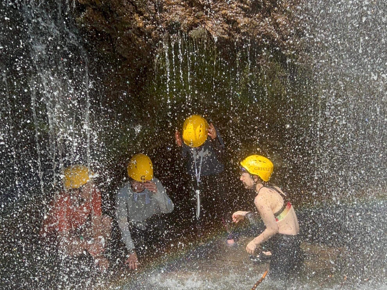 滝の裏側から見る世界は・・・・