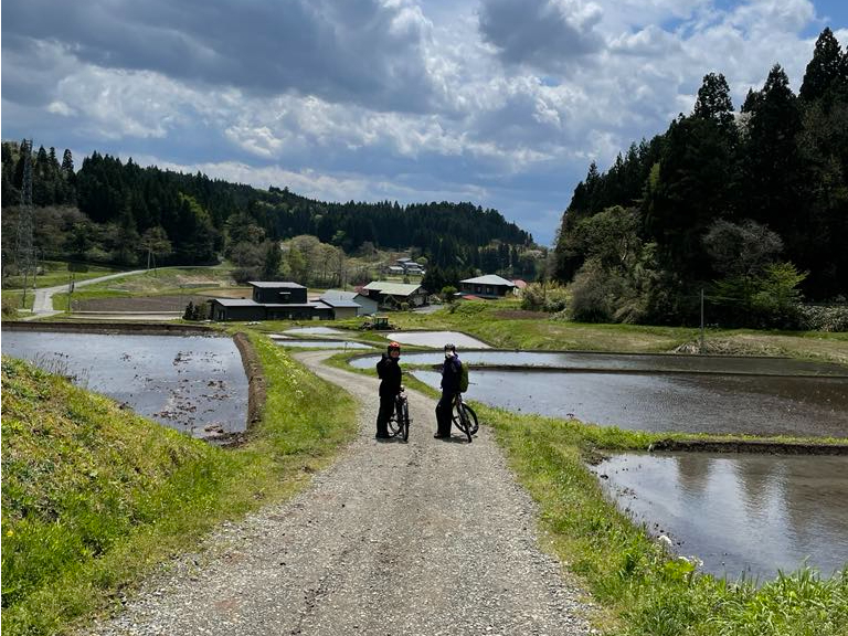 青い空!空が映る水張り田んぼ!最高の田舎風景です!