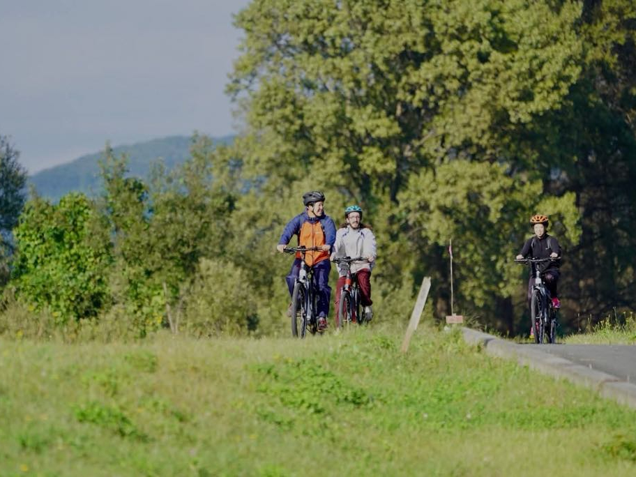 堤防の上をおしゃべりしながら行きましょう!
