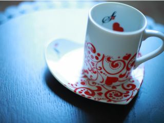 白磁にお好みの転写シートを貼って焼成します