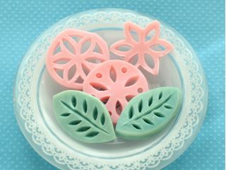 お花と葉を作りながら、基本的なナイフの動かし方を覚えていただきます