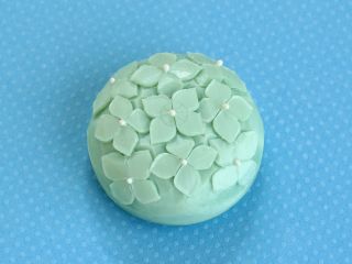 レッスンではアジサイを作りながら、ナイフの使い方や基本的な彫り方を覚えます。ご自宅で飾っても、お友達にプレゼントにも、ナイフ1本で作るカービング楽しみましょう