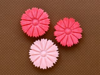 石けんのコスモスを彫りながら、ナイフの使い方や基本的な彫り方を覚えます。ご自宅で飾っても、お友達にプレゼントにも、ナイフ1本で作るカービング楽しみましょう