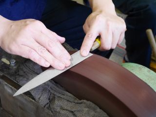 日本の伝統と技術がつまった包丁研ぎ!職人技を間近に感じることができます。