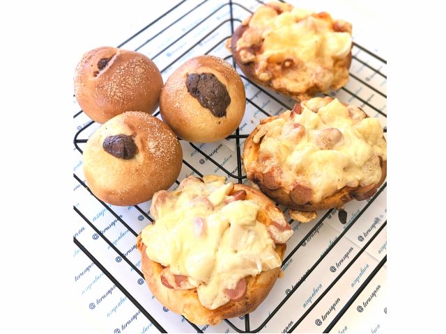 ミニピザ3個、ミニチョコパン3個。卵・バター使用。