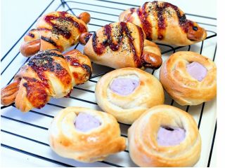 昨年秋までリリースしていた「ウィンナーロール&スィートロール」の、リニューアルレシピです。デザートチーズはいちご味を使用します(写真はブルーベリー)