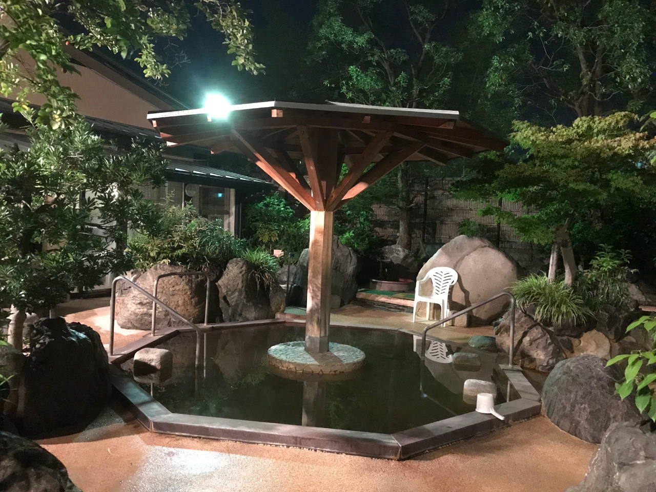 【2種類のサウナ完備の久喜市の温泉施設】八角風呂:露天の中央には縁起の良い八角の浴槽で熱めに設定されております。