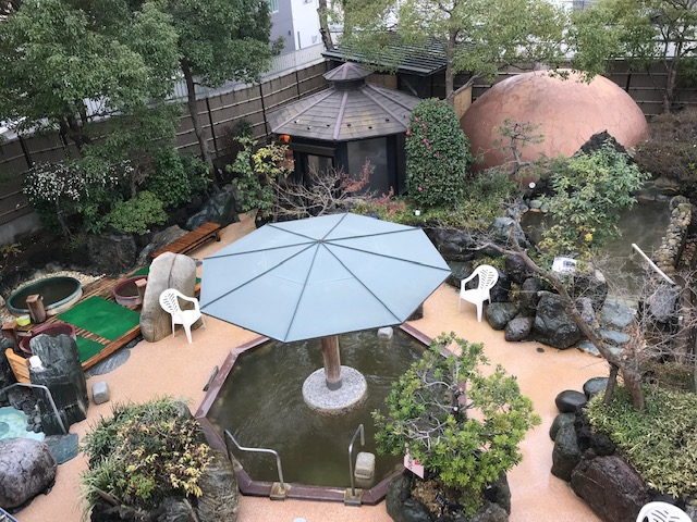 露天風呂全景:天然石と植栽で配置された庭園露天風呂は四季折々の景色をご体感いただけます。