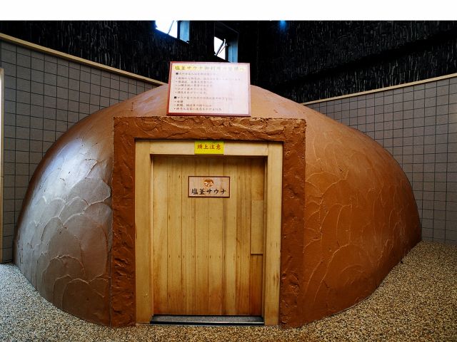塩釜サウナ:中央には盛塩と備長炭と麦飯石が引き敷かれ、絶妙な窯のつくりの相乗効果で低温ながら高温サウナ以上の発汗作用で汗をたくさん流すことが期待できます。