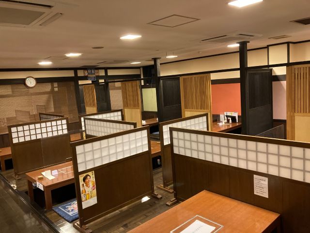 2階お食事処:堀こたつ式の食事処で足を伸ばすことができ、ゆったりとお食事をお楽しみいただけます。さらに両サイドには扉が設置され個室でお食事がいただけます。