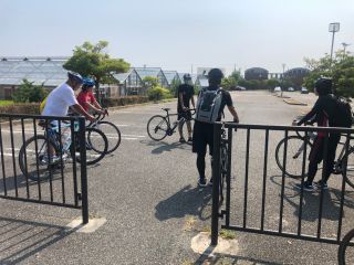 はじめにしっかりと初心者講習。乗り降りから安全講習まで、しっかりとレクチャーします。