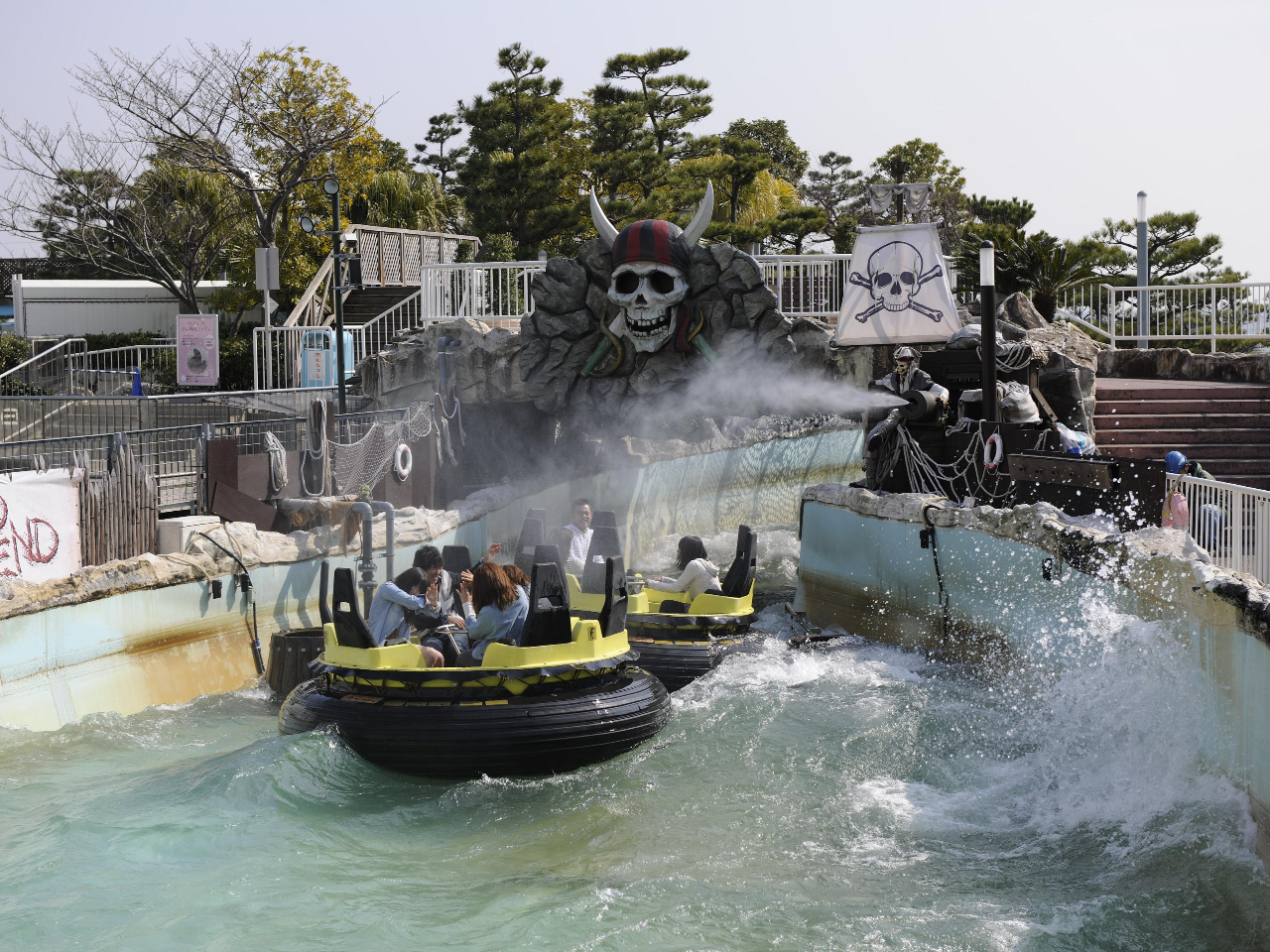 <1日楽しめる海の遊園地 プレジャーランド>〜アクアライドU〜水しぶきをあびながら急流の川をくだれ!