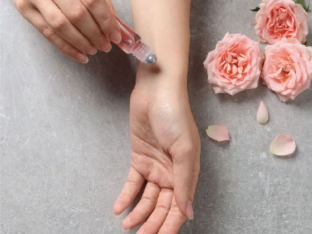 ロールオン(手首や首筋に塗って香りを楽しめます。)