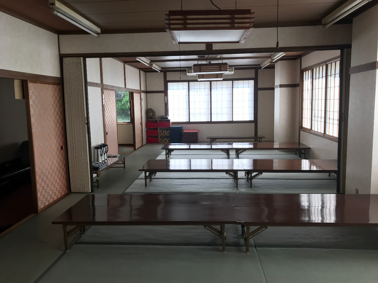 約20〜30人の部屋。常時テーブルが設置さていますのでTCG向けかもしれません。