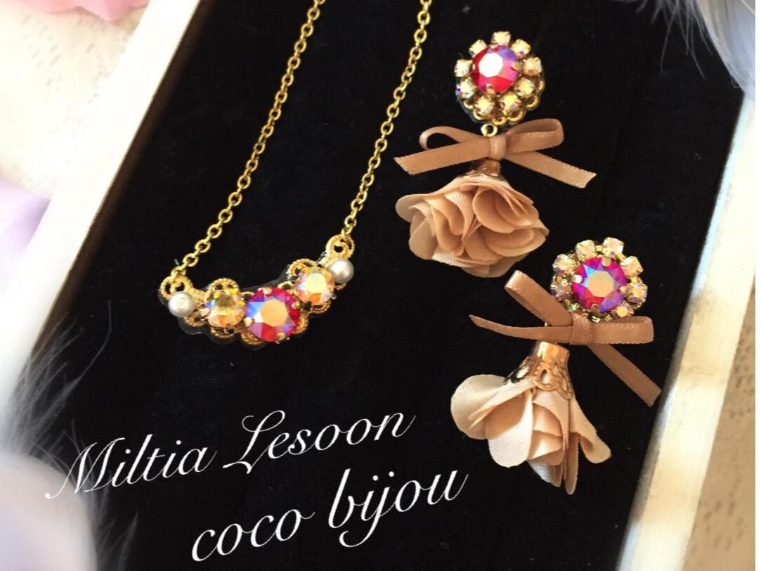 ネックレス、イヤリングのセット。イヤリング下に垂れている部分は、パーツプラス料金になります。(100円)