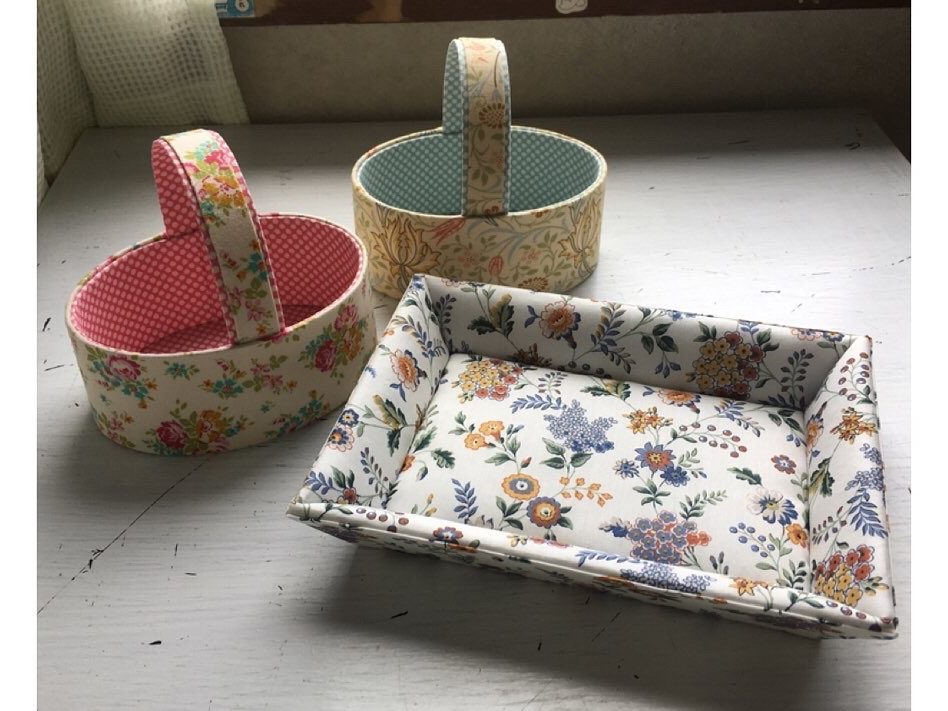 レッスン完成作品です。奥はオーバルバスケットです。