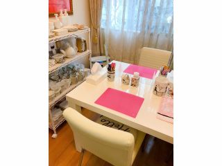 こちらが、レッスンルーム。出来上がった白磁は2、3日乾燥させてから、800度で焼成し7日以降のお渡しとなります。