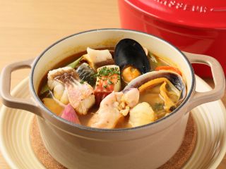 盛付け一例です。 ※ご自分で日替わりの鮮魚をお選びいただけます。スープ、野菜、スパイスなどと合わせて、調理後に提供いたします。