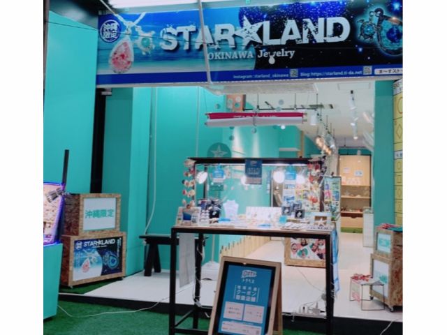 国際通りをむつみ橋方面へと歩くと平和通り商店街のアーケード入り口が見えてきます。  平和通り徒歩1分!ライトブルーの店内が目印!最大25名体験可能!