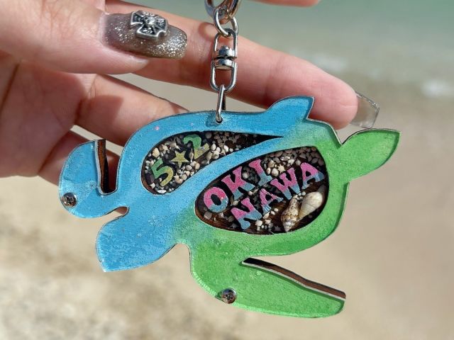 沖縄でここだけ!ポイント・沖縄の星砂や貝が入れ放題!キーホルダー作り人気NO.1が作れるのはスターランドだけ!暗闇で光る!