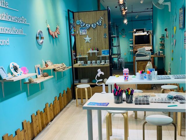 海を感じる店内! 近くには多数のお土産店がひしめき合い、お買い物中の持ち時間ここでしかできない体験を堪能しに来てね!