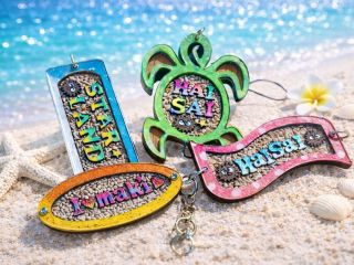 沖縄で大人気のネームキーホルダーが作れるのはここだけ!! 星砂や貝が入れ放題☆お好きなプレートを選んで自分好みに色付けしちゃおう!(^^)!