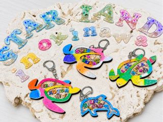 沖縄で大人気のネームキーホルダーが作れるのはここだけ!! 星砂や貝が入れ放題☆お好きなプレートを選んで自分好みに色付けしちゃおう!(^^)!