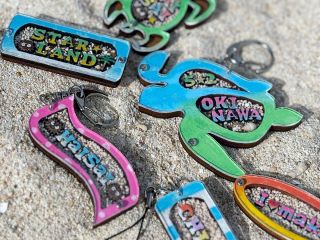 沖縄ここだけ!多数の枠から選べます。星空や貝が落ちないように透明のアクリル板で保護してます。付属はキーホルダー・ストラップ・ネックレスなどからお選びできます!