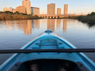 夕暮れのマジックアワー。夕日に輝く街並みと、刻々と変わる空の色を水面から見上げる《都会のアーベントロート》