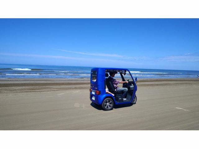 千里浜海岸は砂の粒子が細かくて固いのでバイクや車も走れるんですよ♪普通自動車免許があれば誰でも乗れます♪