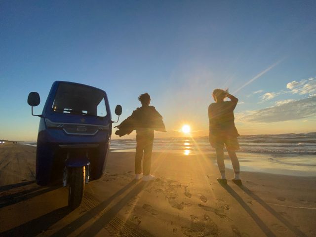 解放感満載の千里浜なぎさドライブウエイ。沈んでいく夕陽もこんなに素敵に。大切なお友達との思い出に感動的な時間を過ごせますよ。