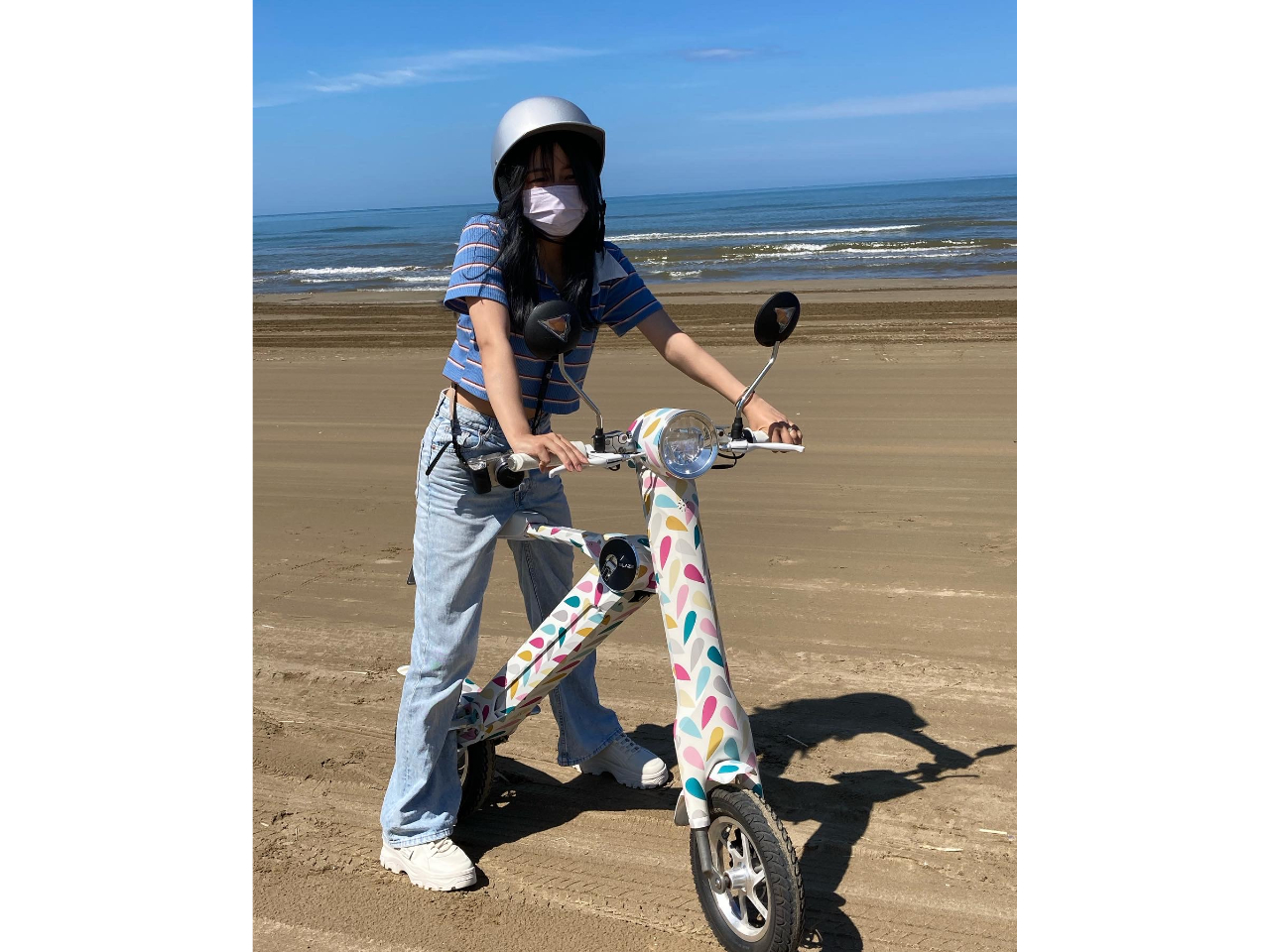 千里浜海岸は砂の粒子が細かくて固いのでバイクや車も走れるんですよ♪ 原付免許か普通自動車免許があれば誰でも乗れます♪