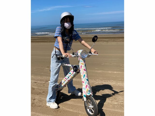千里浜海岸は砂の粒子が細かくて固いのでバイクや車も走れるんですよ♪ 原付免許か普通自動車免許があれば誰でも乗れます♪